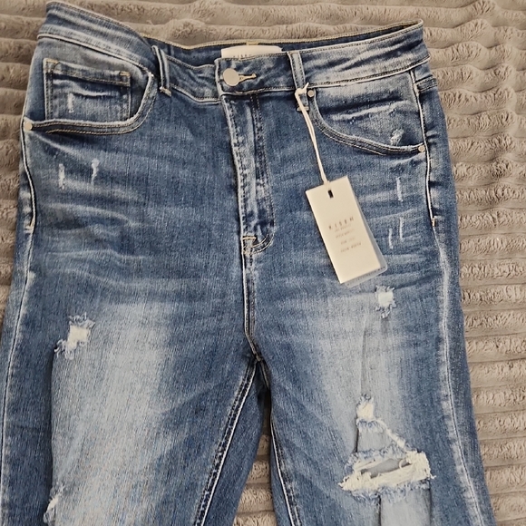 Risen High-waist Capri Jeans - Picture 5 of 9